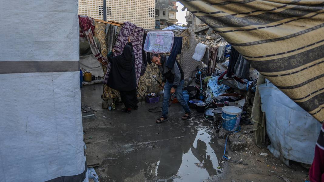 Gazze’de üç günlük yağış, Filistinlilerin çadırlarını su altında bıraktı 4